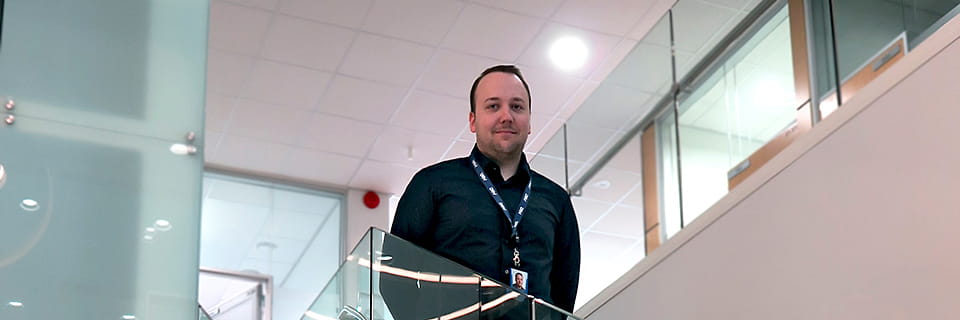 Anton Fredriksson työskentelee managerina Suomen DSV Roadilla.